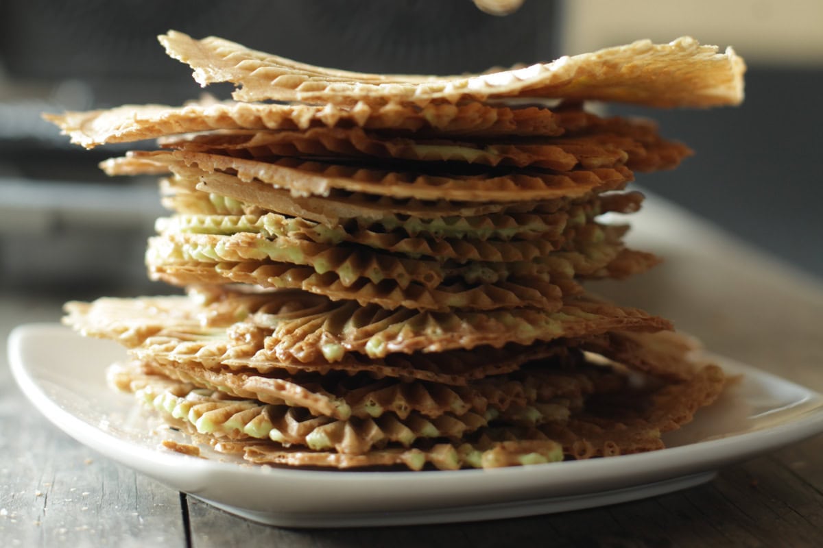 Bánh Kẹp Recipe - Pandan Pizzelle Recipe - Hungry Huy